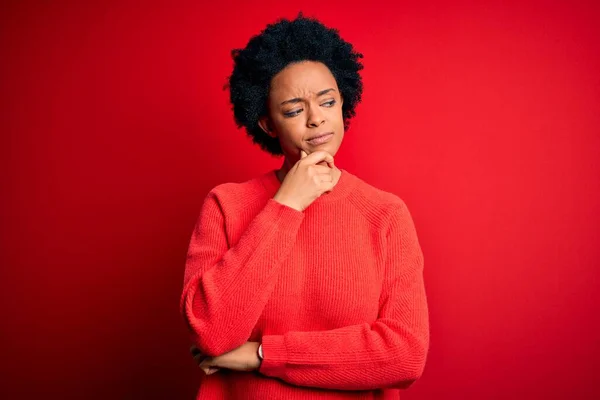 Joven Hermosa Afroamericana Afro Mujer Con Pelo Rizado Usando Suéter —  Fotos de Stock