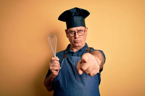 Чоловік Середнього Віку Кухонній Плиті Носить Фартух Капелюх Тримає Вуса — стокове фото