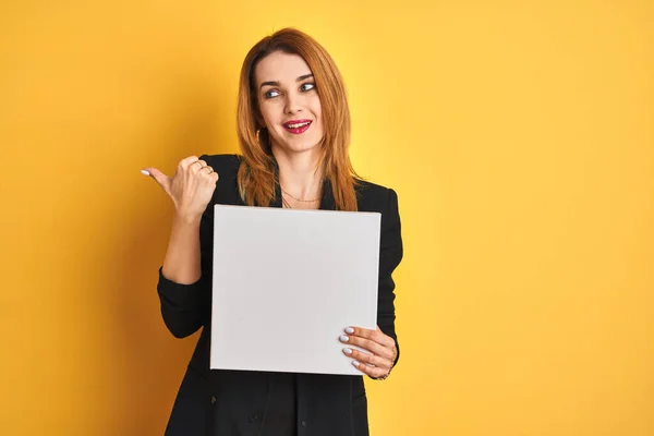 Junge Rothaarige Geschäftsfrau Mit Klaren Augen Hält Banner Über Isoliertem — Stockfoto