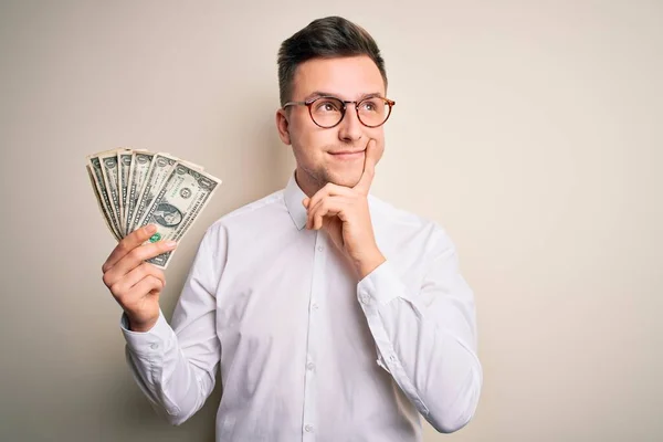 Jovem Bonito Homem Negócios Caucasiano Segurando Monte Notas Dólar Rosto — Fotografia de Stock