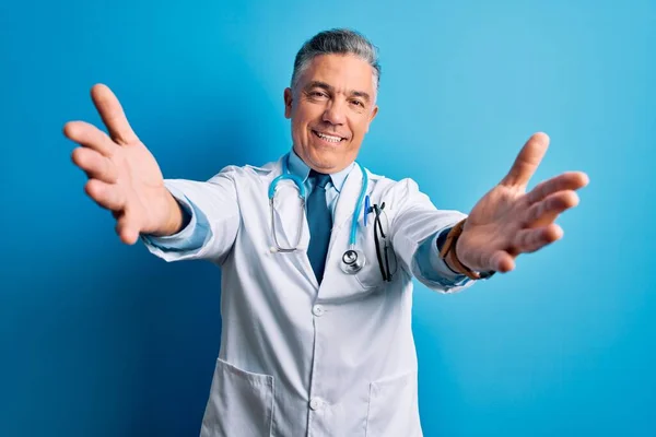 Pohledný Šedovlasý Doktor Středního Věku Kabátě Modrém Stetoskopu Dívá Kameru — Stock fotografie