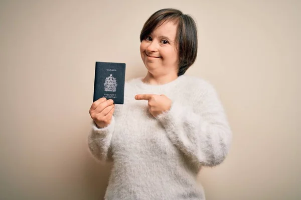 Νεαρή Κάτω Σύνδρομο Τουριστική Γυναίκα Που Κατέχουν Κανάδα Διαβατήριο Έγγραφο — Φωτογραφία Αρχείου