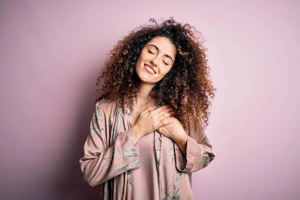 Joven Hermosa Mujer Con Pelo Rizado Piercing Vistiendo Casual Camiseta — Foto de Stock