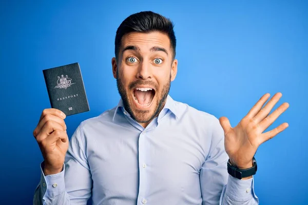 Młody Przystojny Turysta Trzyma Australia Australijski Paszport Niebieskim Tle Bardzo — Zdjęcie stockowe