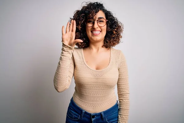 Jeune Belle Femme Arabe Bouclée Portant Shirt Décontracté Des Lunettes — Photo