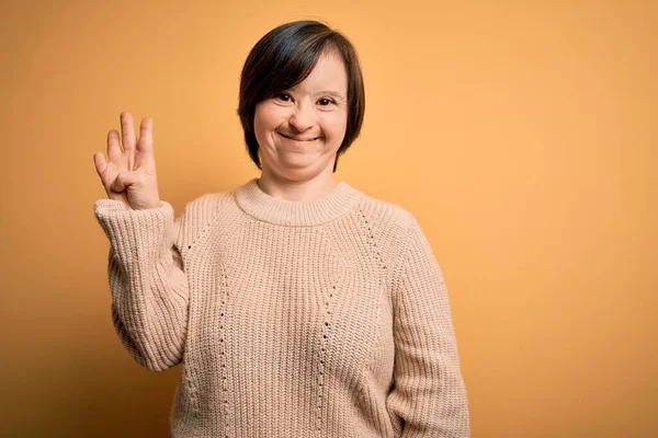 Jovem Mulher Síndrome Vestindo Camisola Casual Sobre Fundo Amarelo Mostrando — Fotografia de Stock