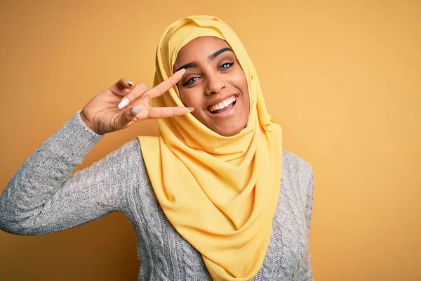 Junge Schöne Afrikanisch Amerikanische Mädchen Trägt Muslimischen Hijab Auf Isoliertem — Stockfoto