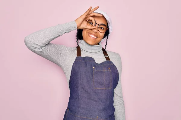 Ung Afrikansk Amerikansk Lockigt Bagare Kvinna Bär Förkläde Och Mössa — Stockfoto
