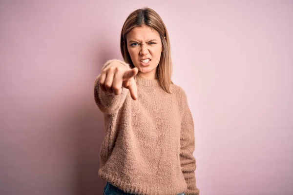 Jovem Bela Mulher Loira Vestindo Camisola Inverno Sobre Rosa Isolado — Fotografia de Stock