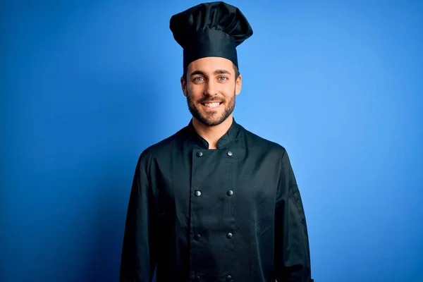 Jeune Beau Chef Homme Avec Barbe Portant Uniforme Cuisinière Chapeau — Photo