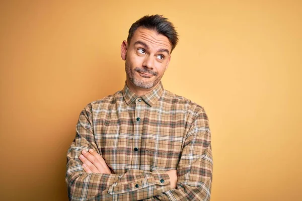 Junger Gutaussehender Mann Lässigem Hemd Vor Isoliertem Gelben Hintergrund Lächelnd — Stockfoto