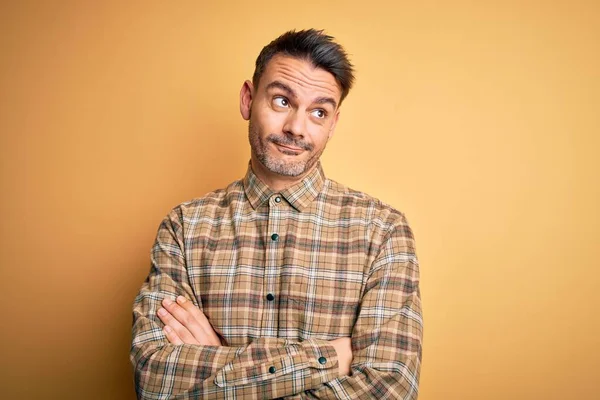 Joven Hombre Guapo Con Camisa Casual Pie Sobre Fondo Amarillo — Foto de Stock