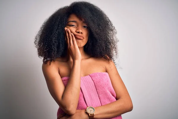 Mladá Africká Americká Žena Afro Vlasy Sobě Ručník Kosmetické Péče — Stock fotografie