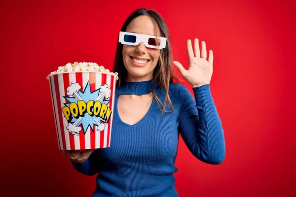 Młoda Blondynka Okularach Jedząca Paczkę Popcornu Oglądająca Film Kinie — Zdjęcie stockowe
