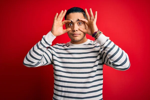 Jonge Braziliaanse Man Draagt Casual Gestreept Shirt Staan Geïsoleerde Rode — Stockfoto