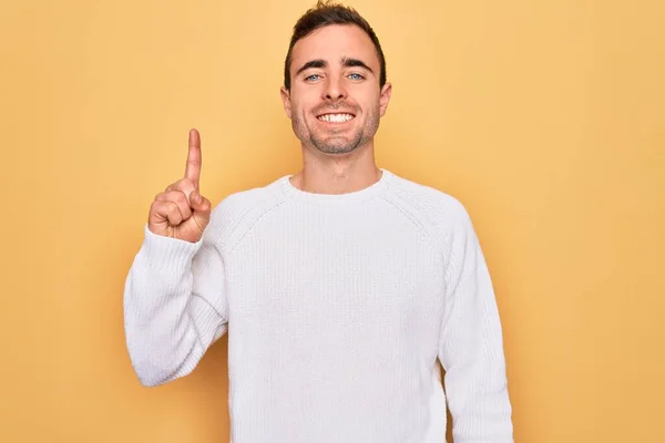 Giovane Bell Uomo Con Gli Occhi Azzurri Che Indossa Maglione — Foto Stock