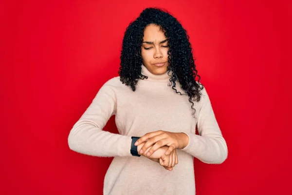 Jong Afrikaans Amerikaans Krullend Vrouw Dragen Casual Coltrui Rode Achtergrond — Stockfoto