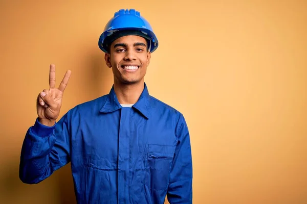 Giovane Bel Lavoratore Afroamericano Vestito Con Uniforme Blu Casco Sicurezza — Foto Stock