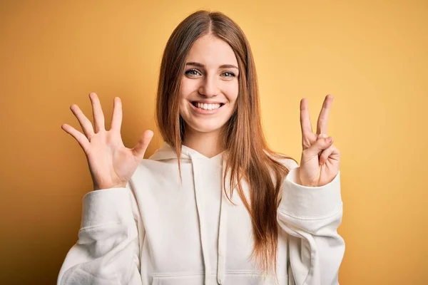 Junge Schöne Rothaarige Sportliche Frau Trägt Sweatshirt Über Isoliertem Gelben — Stockfoto