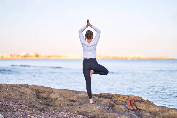 Junge Schöne Sportlerin Praktiziert Yoga Coach Lehrt Baum Pose Strand — Stockfoto