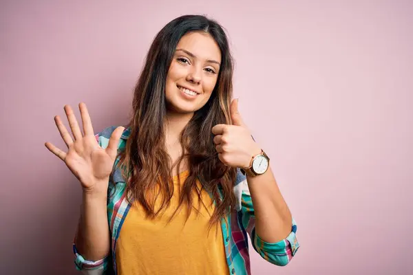 Mulher Morena Bonita Nova Vestindo Camisa Colorida Casual Sobre Fundo — Fotografia de Stock