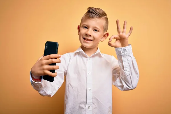 Junge Kleine Kaukasische Kind Mit Smartphone Und Blick Auf Den — Stockfoto