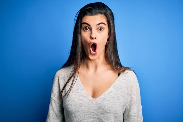 Young Beautiful Brunette Woman Wearing Casual Sweater Standing Blue Background — Stock Photo, Image