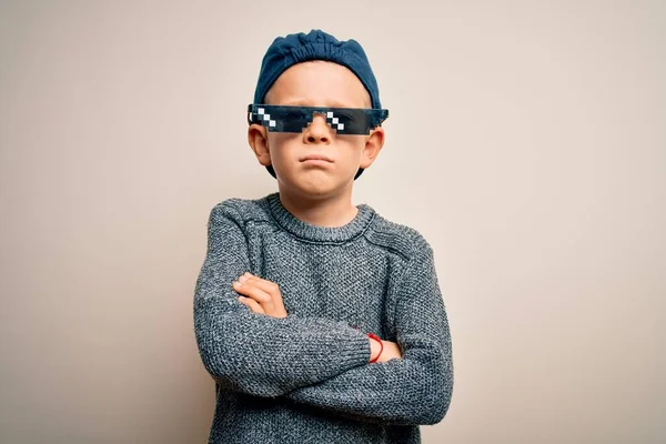 Νεαρό Μικρό Καυκάσιο Παιδί Που Φοράει Γυαλιά Ζωής Κακοποιού Στο — Φωτογραφία Αρχείου