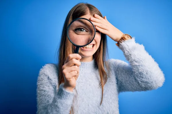 Jonge Mooie Roodharige Detective Vrouw Met Vergrootglas Geïsoleerde Blauwe Achtergrond — Stockfoto