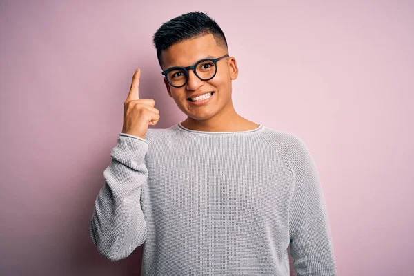 Joven Hombre Latino Guapo Con Suéter Casual Gafas Sobre Fondo —  Fotos de Stock