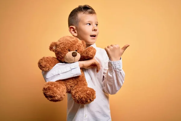 Jong Klein Kaukasisch Kind Knuffelen Teddybeer Gevuld Dier Gele Achtergrond — Stockfoto