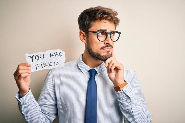 Junger Geschäftsmann Der Eine Brille Trägt Und Papier Bei Sich — Stockfoto