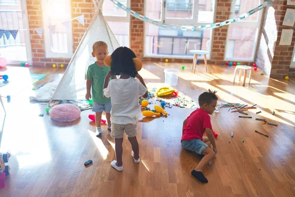 Adoráveis Crianças Brincando Torno Muitos Brinquedos Jardim Infância — Fotografia de Stock
