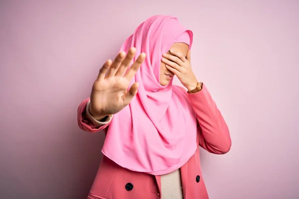 Menina Bonita Nova Vestindo Hijab Muçulmano Sobre Fundo Rosa Isolado — Fotografia de Stock