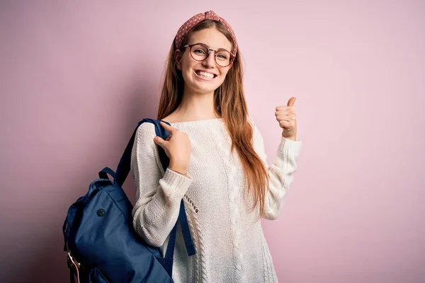 Mladá Krásná Zrzka Studentka Nosí Batoh Brýle Přes Růžové Pozadí — Stock fotografie