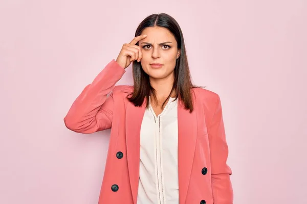 Young Beautiful Brunette Businesswoman Wearing Elegant Jacket Isolated Pink Background — Stock Photo, Image