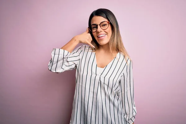 Jonge Mooie Vrouw Draagt Casual Gestreepte Shirt Bril Roze Achtergrond — Stockfoto