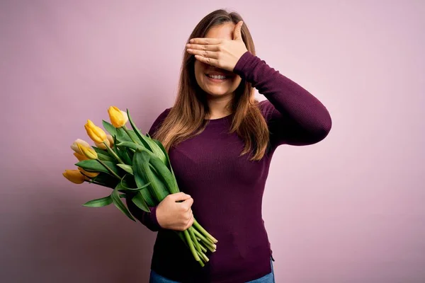 Ung Blondine Kvinde Holder Romantisk Buket Gule Tulipaner Blomster Lyserød - Stock-foto