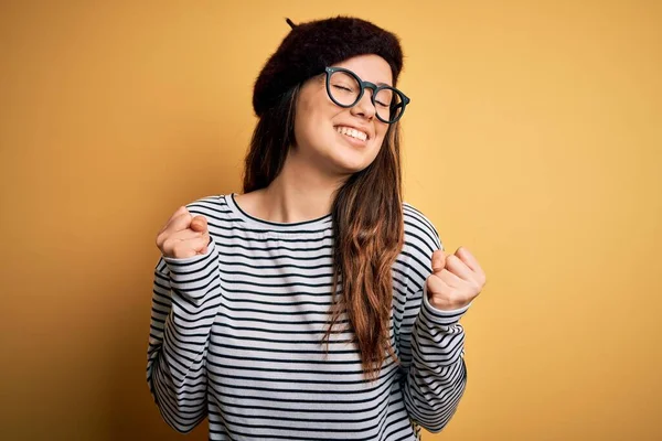 Junge Schöne Brünette Frau Mit Französischer Baskenmütze Und Brille Vor — Stockfoto