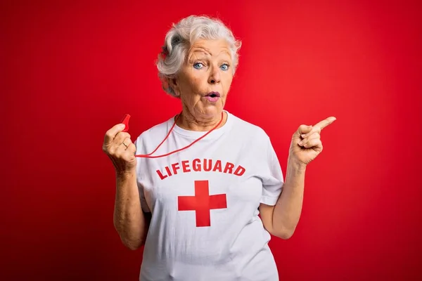 Senior Hermosa Mujer Salvavidas Pelo Gris Usando Camiseta Con Cruz —  Fotos de Stock