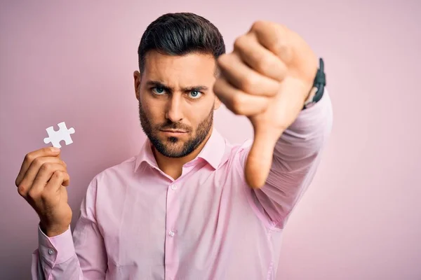 Junger Gutaussehender Geschäftsmann Mit Puzzleteil Vor Isoliertem Rosa Hintergrund Mit — Stockfoto