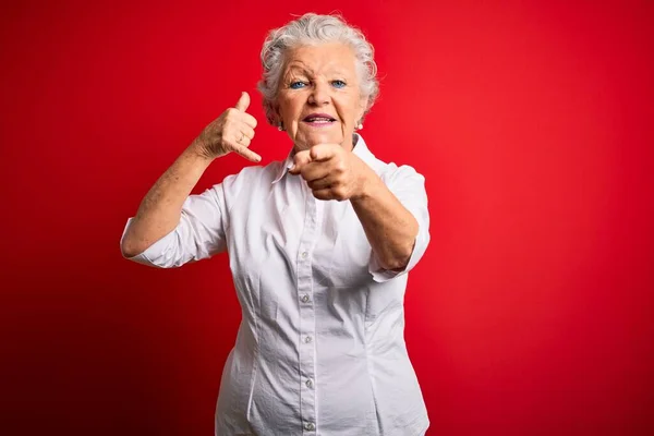 Ältere Schöne Frau Elegantem Hemd Die Vor Isoliertem Roten Hintergrund — Stockfoto
