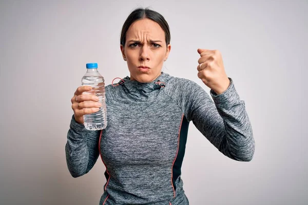 Ung Fitness Kvinna Bär Sport Träningskläder Dricksvatten Från Plastflaska Irriterad — Stockfoto