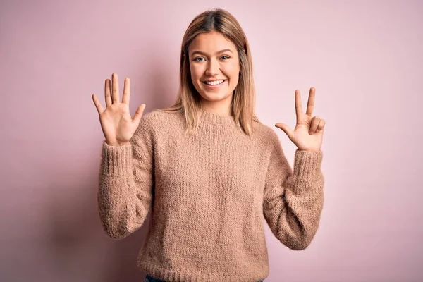 Joven Hermosa Mujer Rubia Con Suéter Lana Invierno Sobre Fondo — Foto de Stock