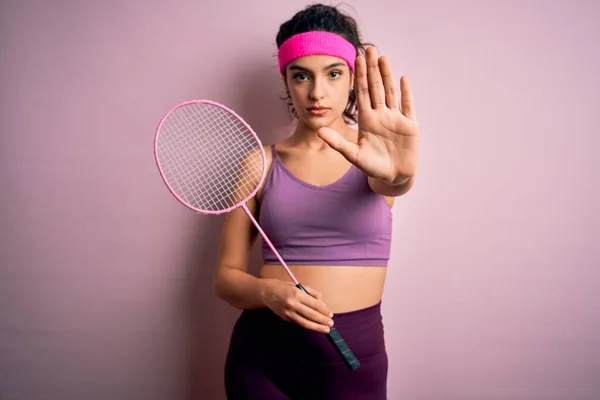 Mooie Sportvrouw Met Krullend Haar Dragen Sportkleding Spelen Badminton Uning — Stockfoto