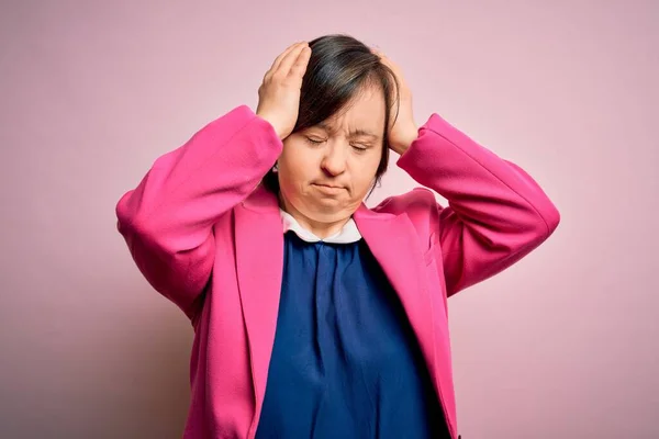 Junge Geschäftsfrau Mit Syndrom Über Rosa Hintergrund Die Unter Kopfschmerzen — Stockfoto