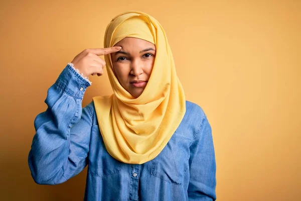 Joven Mujer Hermosa Con Pelo Rizado Usando Hiyab Tradicional Árabe — Foto de Stock