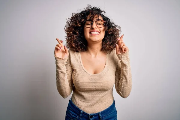 Jovem Bela Mulher Árabe Encaracolado Vestindo Shirt Casual Óculos Sobre — Fotografia de Stock