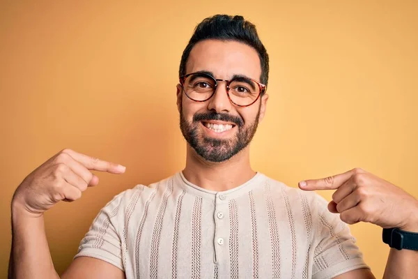 Ung Stilig Man Med Skägg Bär Casual Shirt Och Glasögon — Stockfoto