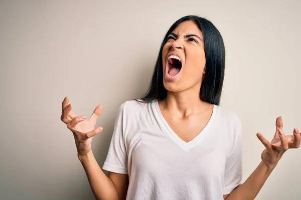 Joven Mujer Hispana Hermosa Vistiendo Casual Camiseta Blanca Sobre Fondo — Foto de Stock